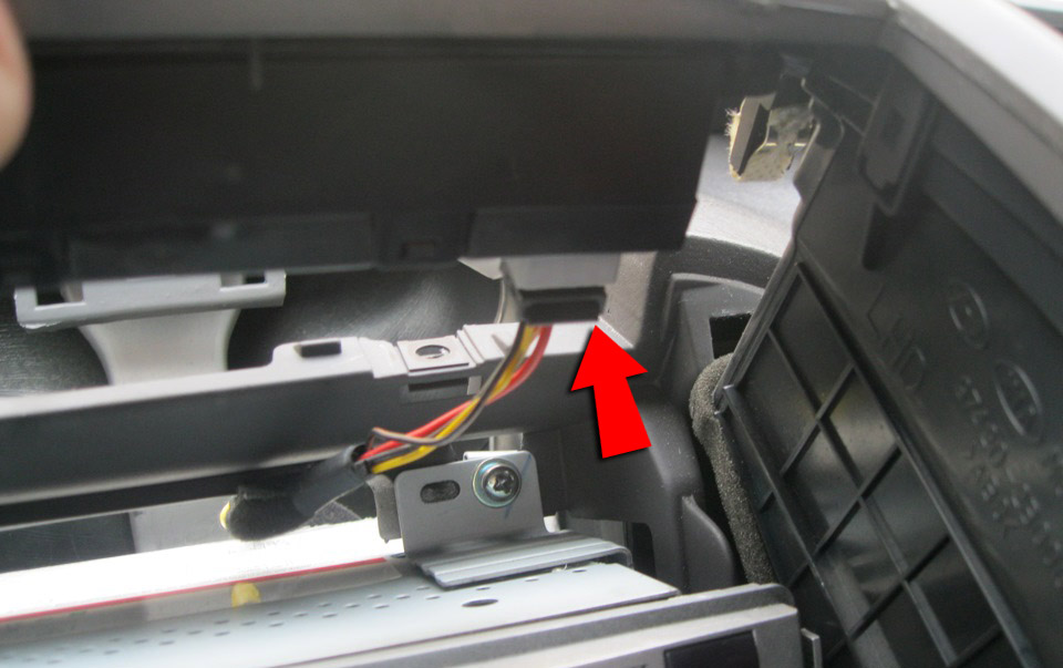Отсоединить колодку проводов от часов Hyundai Santa Fe CM 2006-2012