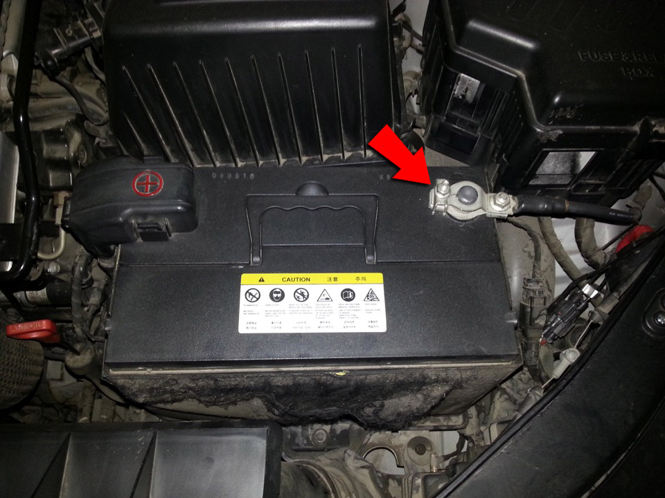 Снять клемму минус от АКБ Hyundai Santa Fe CM 2006-2012