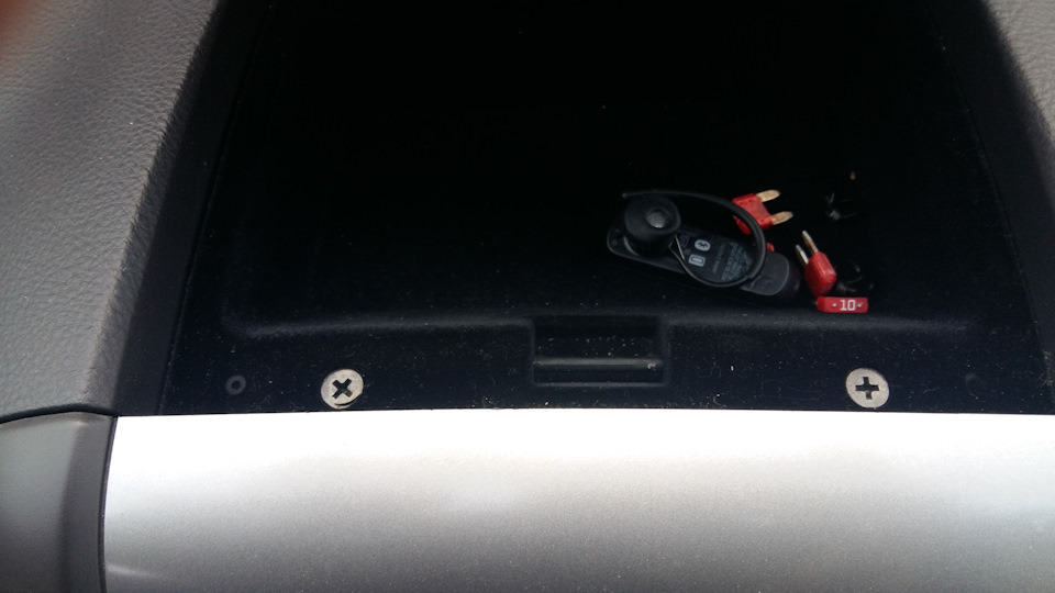 Открутить верхний бардачок Hyundai Santa Fe CM 2006-2012