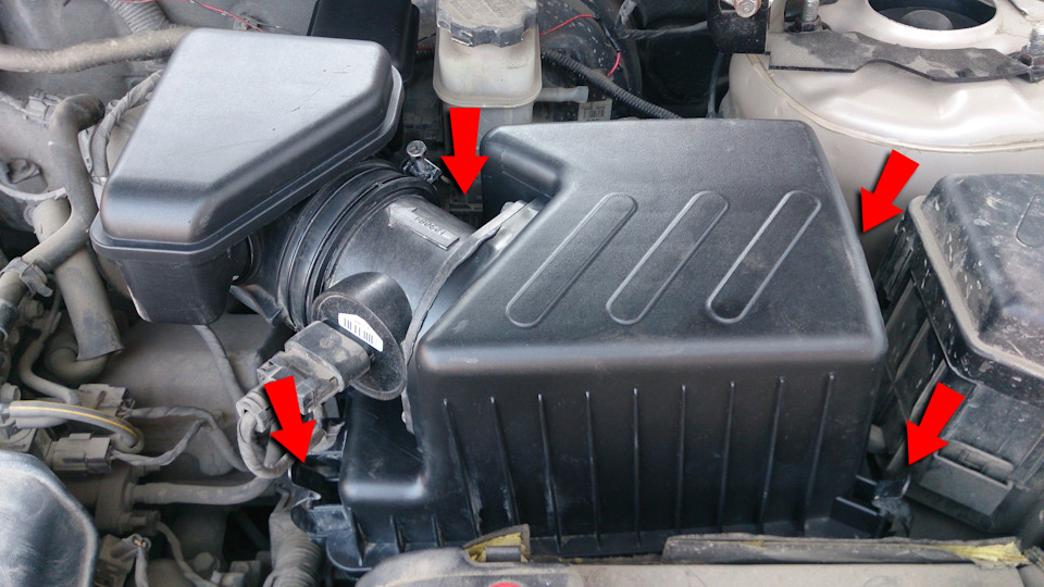 Отщелкнуть фиксатора корпуса воздушного фильтра на Hyundai Santa Fe CM 2006-2012