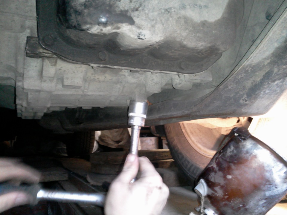 Открутить сливную пробку коробка передач на Hyundai Santa Fe CM 2006-2012