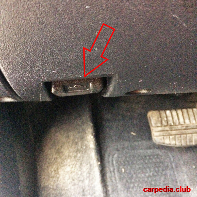 Расположение рычага открывания капота в салоне на автомобиле Mitsubishi Galant IX