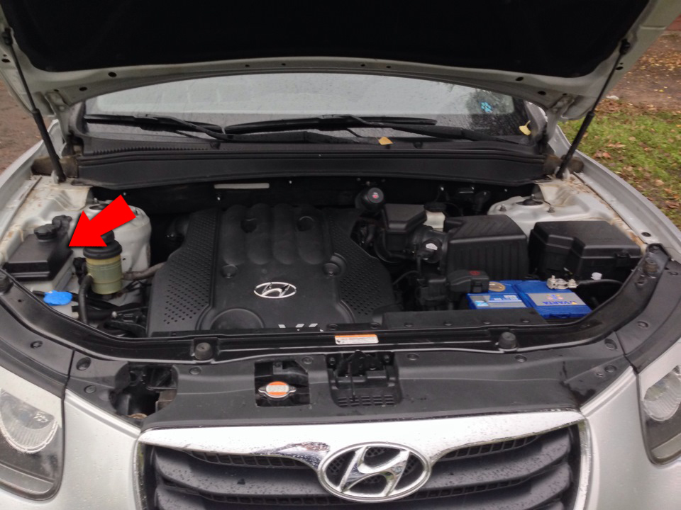 Расположение бачка антифриза на Hyundai Santa Fe CM 2006-2012