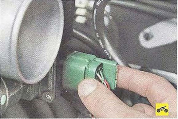 Фиксатор колодки жгута проводов Nissan Primera