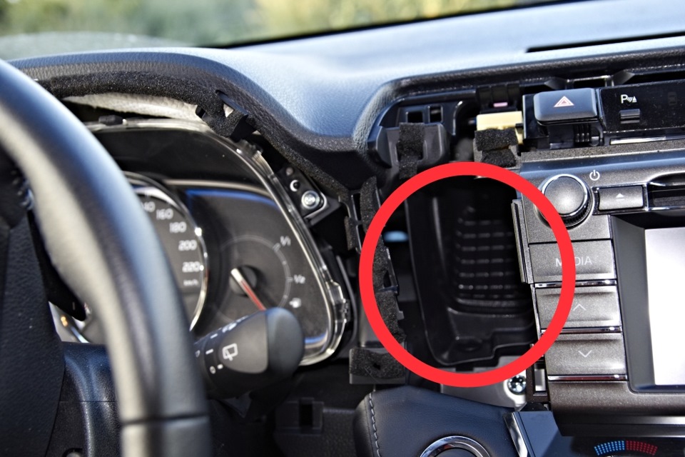 Расположение воздуховода возле водителя Toyota RAV4