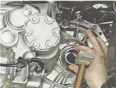 Запрессовываем новый сальник Nissan Primera