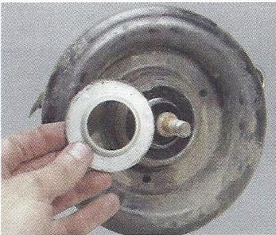 Снимаем втулку упорного подшипника амортизаторной стойки Nissan Primera