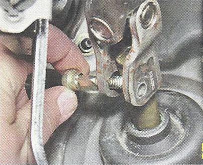 Извлекаем стяжной болт хомута рулевого вала Nissan Primera