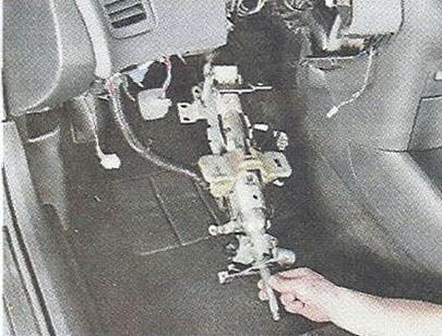 Снимаем рулевую колонку Nissan Primera