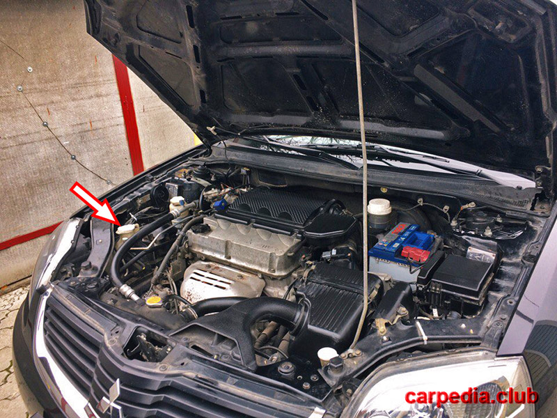 Расположение заливной горловины бачка омывателя на автомобиле Mitsubishi Galant IX