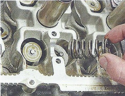 Извлекаем пружину Nissan Primera