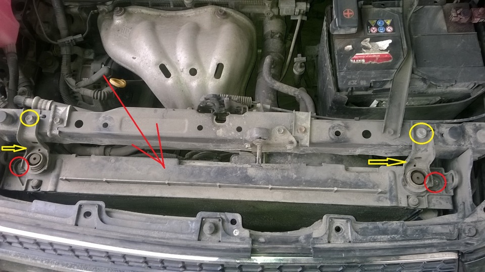 Места винтов и кронштейнов, держащих радиаторы в Toyota RAV4