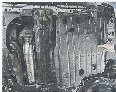 Снимаем брызговики двигателя Nissan Primera