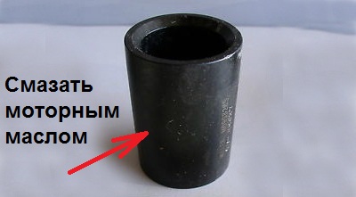 Указание поверхности вставки MD998285 для нанесения масла для установки сальника коленчатого вала двигателя Mitsubishi Outlander I