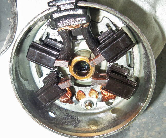 Щетки стартера 1810A001 в отличном состоянии Mitsubishi Outlander I