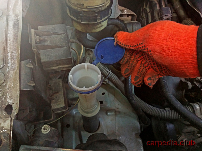 Открытие крышки бачка омывателя Peugeot Expert I