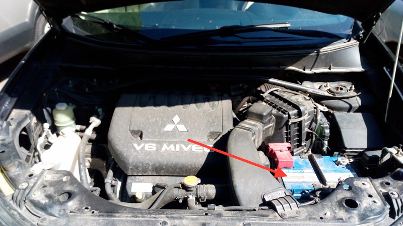 Снятие аккумуляторной батареи Mitsubishi Outlander XL II