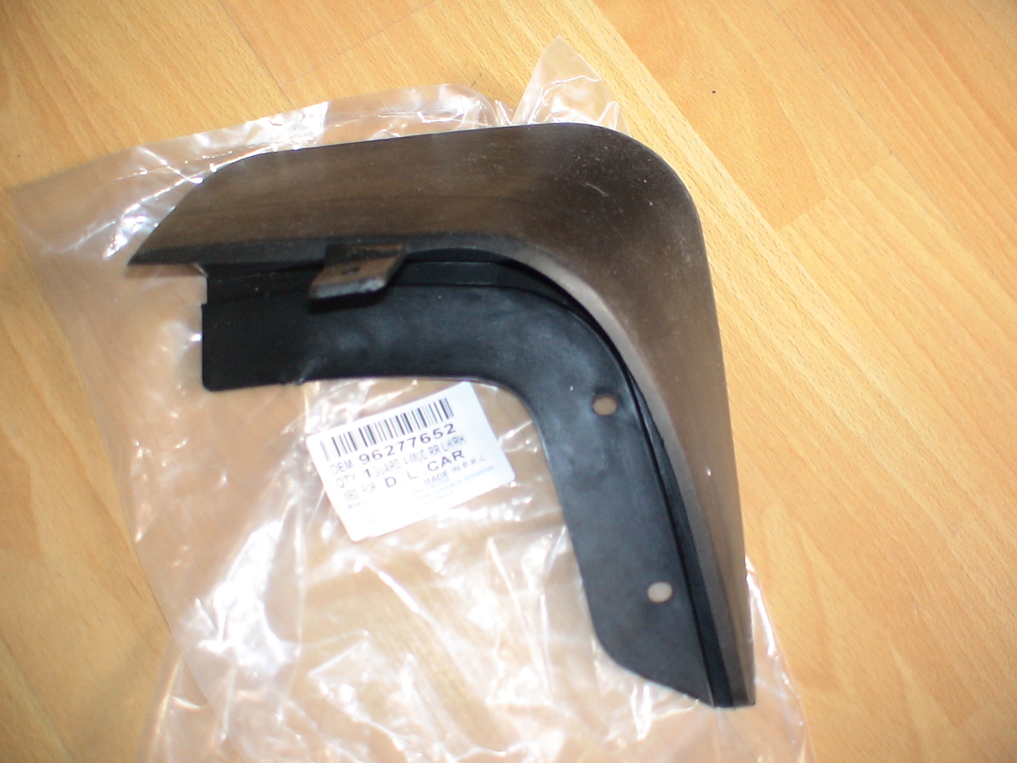 Новый брызговик задний правый (GM 96277652) Chevrolet Lanos