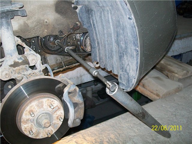 Срываем болт со шкива коленвала Nissan Primera
