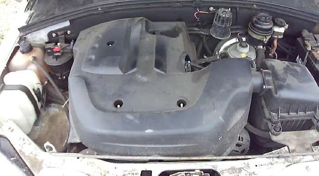 Декоративный кожух двигателя со снятыми его фиксаторами Chevrolet Niva