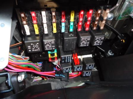 Размещение монтажного блока предохранителей Chevrolet Niva