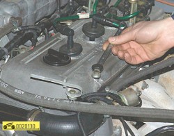 Выверните болты крепления крышки головки блока ГАЗ 31105 Волга