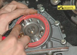 Заполните полость нового сальника между рабочей кромкой и пыльником смазкой Литол-24 и запрессуйте сальник в переднюю крышку рабочей кромкой внутрь, используя старую манжету в качестве оправки ГАЗ 31105 Волга