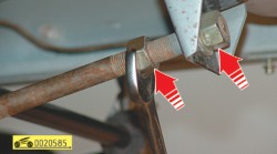 Отсоедините растяжку балки передней подвески ГАЗ 31105 Волга