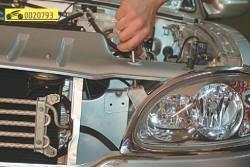 Отверните болт крепления верхнего правого кронштейна ГАЗ 31105 Волга