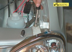 Отверните болт верхнего левого кронштейна и снимите фару ГАЗ 31105 Волга