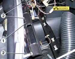 Выверните три винта нижнего крепления держателя ГАЗ 31105 Волга