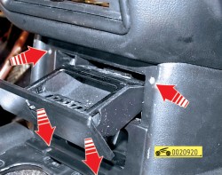 Выверните винты крепления пепельницы ГАЗ 31105 Волга