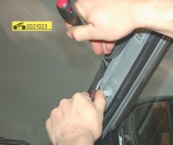 Снимаем уплотнитель и стекло ГАЗ 31105 Волга