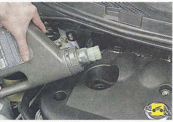 Заливаем чистое моторное масло Nissan Primera