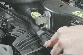 Отгибаем провода вниз от датчика фронтального удара Nissan Qashqai