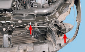 Расположение фиксаторов оболочки троса привода замка капота Nissan Qashqai