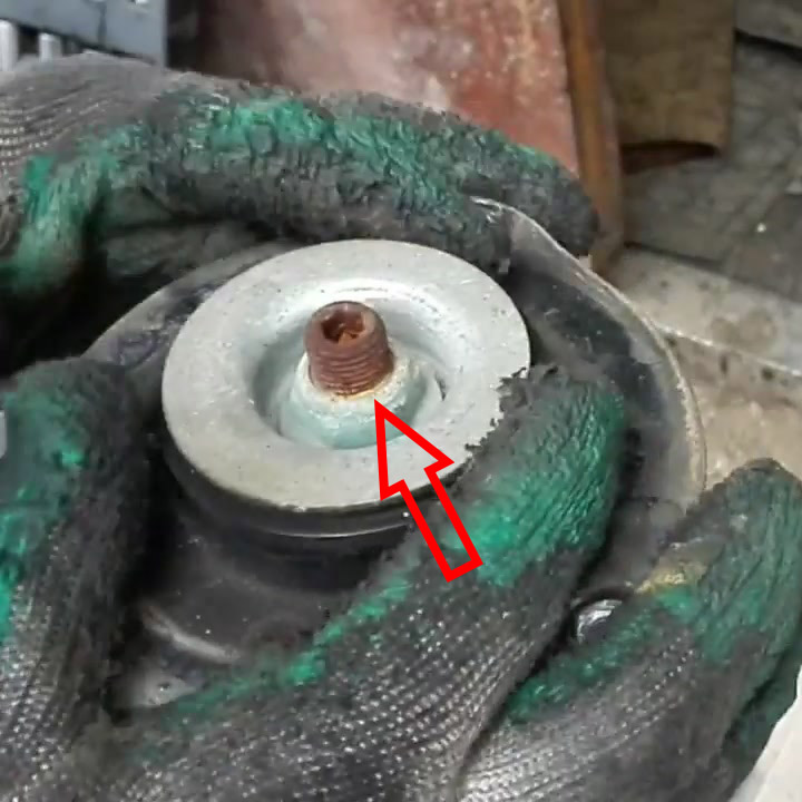 Прикипевшая центральная гайка амортизатора Volkswagen Passat B6 2005-2010