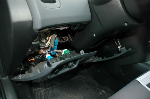 Снимаем пластиковую панель под рулевой колонкой Nissan Primera