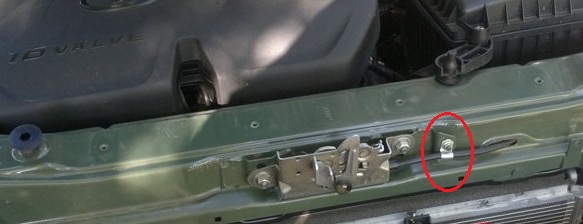 Размещение гайки крепления хомута тяги привода замка капота Лада Гранта (ВАЗ 2190)