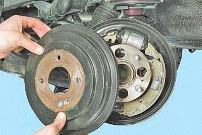Снятие заднего колеса Volkswagen Polo