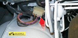 Отсоедините разъём проводки ГАЗ 31105 Волга