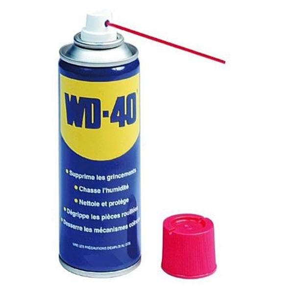 Аэрозольная смазка WD-40 на автомобиле Hyundai Tucson 2004-2010