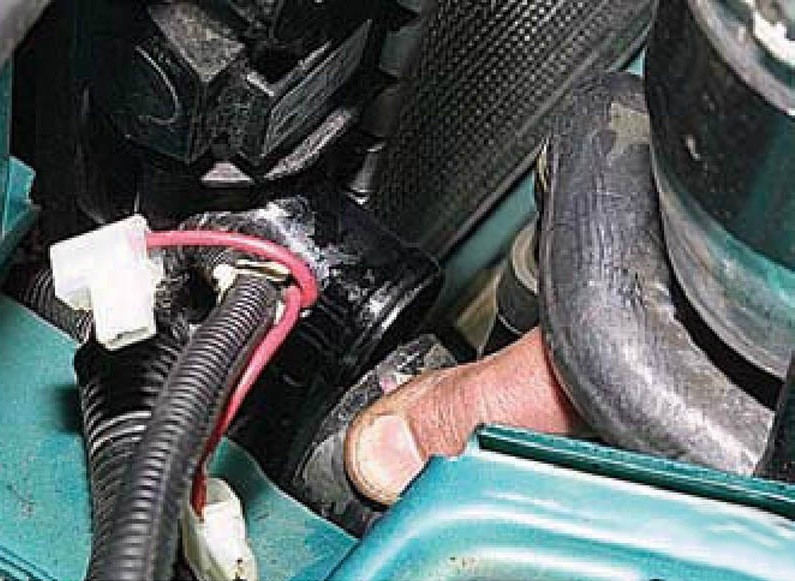Снятие нижнего шланга с патрубка радиатора Daewoo Nexia N150