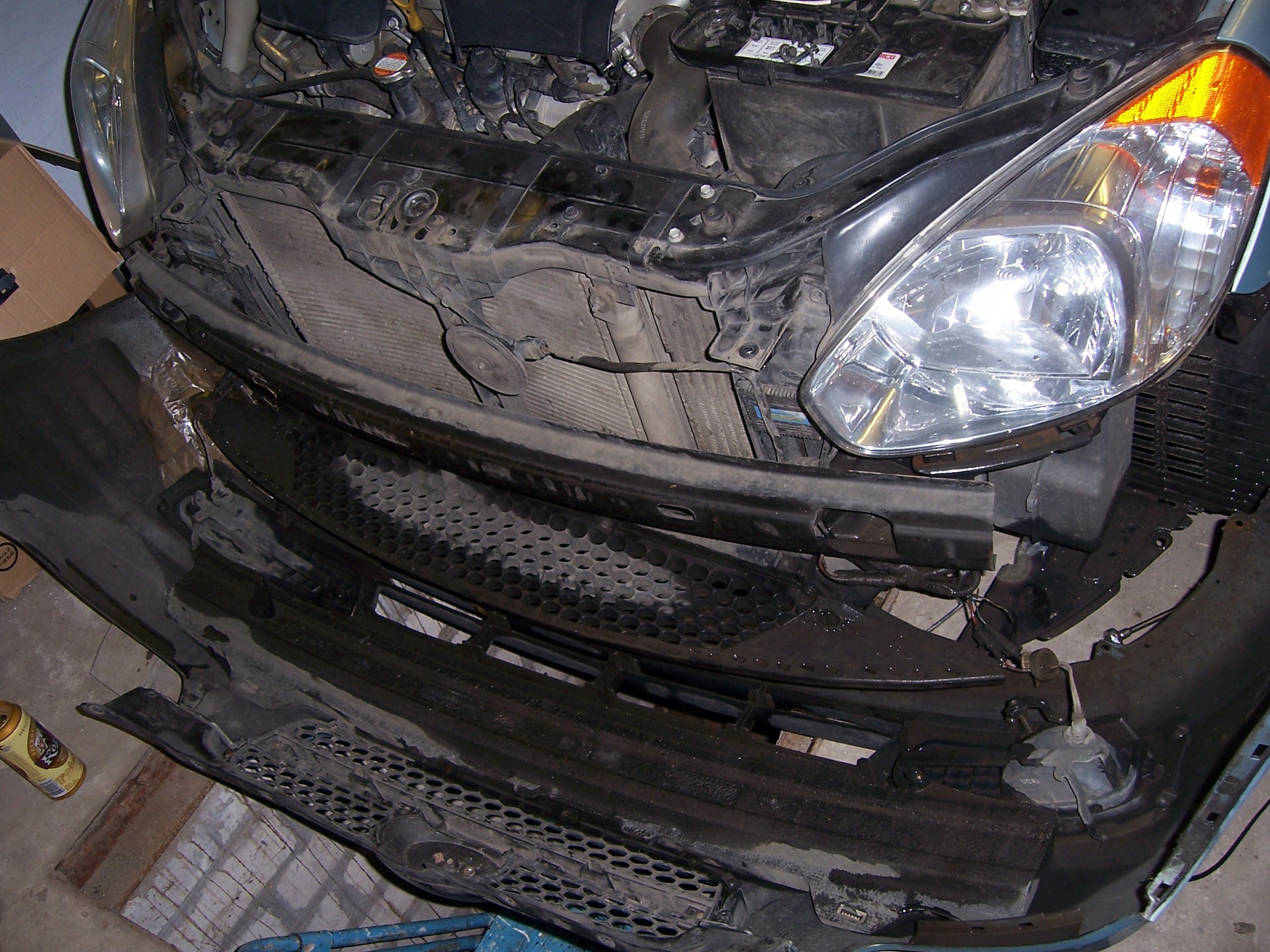 Снять передний бампер на автомобиле Hyundai Accent MC