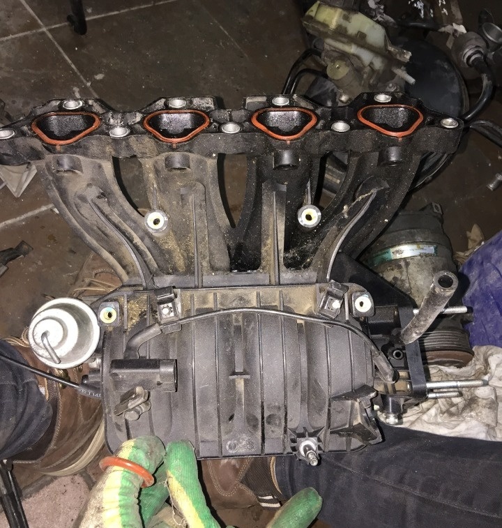 Снятый впускной коллектор двигателя F16D3 Daewoo Nexia N150