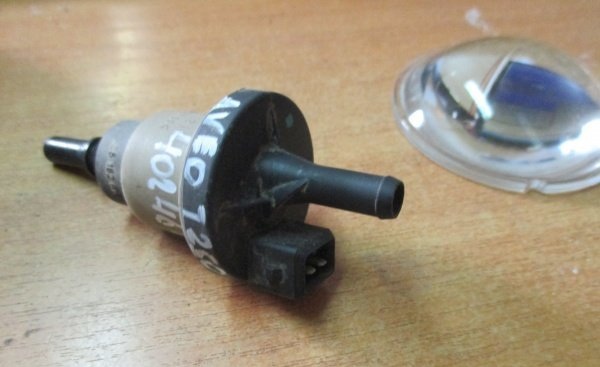 Снятый клапан продувки адсорбера двигателя F16D3 Daewoo Nexia N150