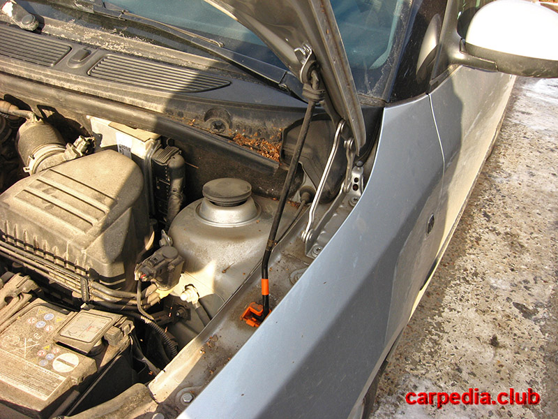 Открытый капот на автомобиле Skoda Fabia MK2 5J 2007-2014