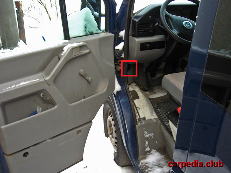 Расположение рычага отпирания капота Volkswagen LT II 1996 - 2006