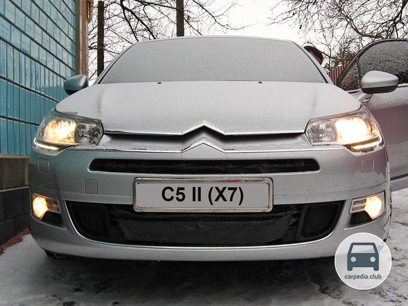 Включенный ближний свет передних фар автомобиля Citroen C5 II
