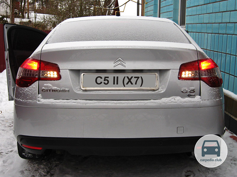 Включенные фонари заднего хода автомобиля Citroen C5 II